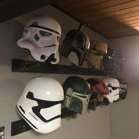 Helmet Display Star Wars Helmet Collection, Star Wars Game Room Man Caves, Mandalorian Room Decor, Star Wars Gaming Room, Star Wars Display Ideas, Star Wars Office Ideas, Star Wars Helmet Display, Mandalorian Bedroom, Helmet Display Ideas