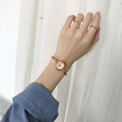 Women Wrist Watch Aesthetic Ladies Design, Wristwatch Vintage, Style Girlfriend, Vintage Watches Women, Female Dress, Retro Watches, Elegant Ladies, Rose Gold Watches, Watches Unique