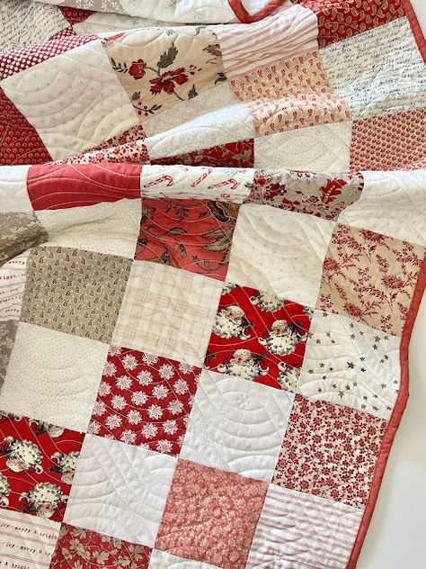 Gigi's Thimble: A Simple Charm Quilt Tutorial 2.0 2 Charm Pack Quilts, Simple Christmas Quilts, Beginner Christmas Quilt Patterns, Vintage Christmas Quilt, Simple Quilt Ideas, Simple Christmas Quilt, Christmas Patchwork Quilt, Easy Christmas Quilts, Scrappy Christmas Quilts