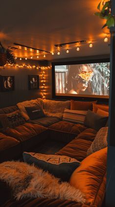 Small Theater Room, Hangout Room Ideas, Small Home Theater, Small Theatre Room Ideas, Theatre Room Ideas, Hangout Room, Home Cinema Room, Chill Room, At Home Movie Theater