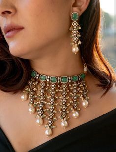 Transform your date night outfit with stunning statement earrings. The ultimate accessory for a dazzling night out! #DateNightStyle #StatementJewelry #GlamEarrings #FashionInspo Lehenga Jewellery Ideas Simple, Antique Silver Jewelry Indian, Long Kundan Necklace, Pearl Bridal Jewelry Sets, Sabyasachi Designer, Victorian Choker Necklace, Pearls Choker, Jewelry For Wedding, Necklace Closure