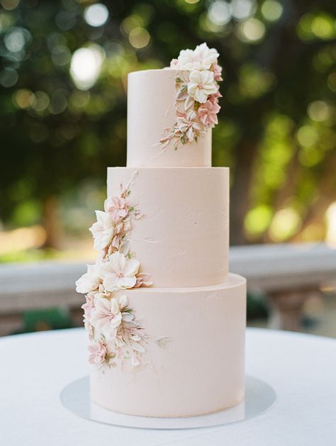 Light Pink Wedding Cake, Cream Wedding Cakes, Pastel Pink Weddings, Quince Cake, Blush Wedding Cakes, Lavender Gown, Outdoor Celebration, Light Pink Wedding, Luxury Wedding Cake