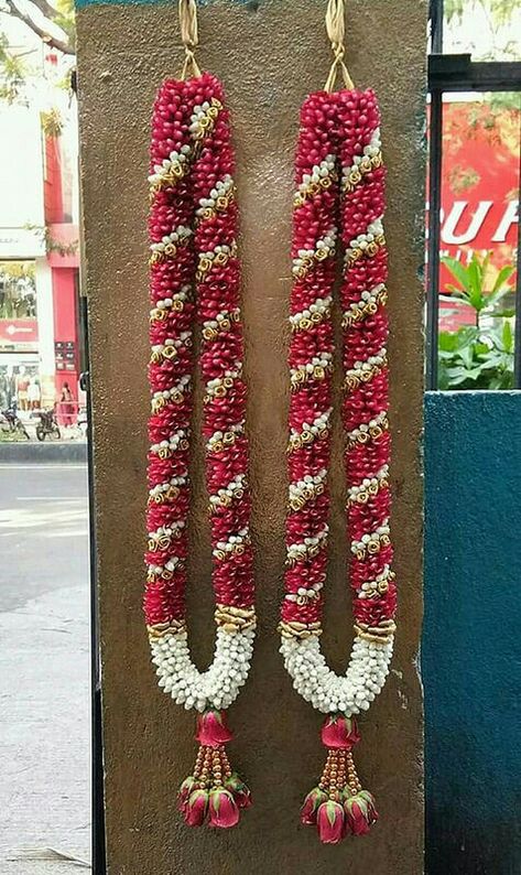 Garland For Marriage, Garland Designs Wedding, Garlands For Weddings Indian, Wedding Malai Design, Poola Dandalu For Wedding, Marriage Flower Mala, Garlands Wedding Indian Flower, Varmala Indian Weddings, Garland Wedding Indian