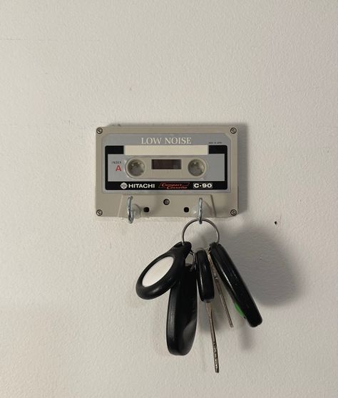 Handmade key holder #diy Cassette Room Decor, Diy Key Hanger, Key Wall Holder, Key Holder Ideas, Cassette Holder, Cassette Art, Diy Key Holder, Cassette Tape Art, Key Holder Diy