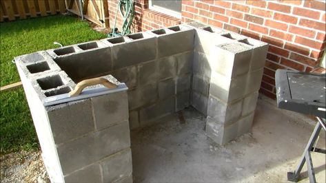 You Might Want to Stack Cinder Blocks on Your Patio... House Accents, Outdoor Grill Area, Outdoor Grill Station, Diy Grill, Patio Grill, Outdoor Kitchen Countertops, Cinder Blocks, Diy Bbq, Grill Station