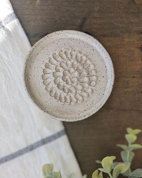 🧄🧄🧄Here is a garlic grater dish for all garlic lover! 🧄🧄🧄 #garlicbread #garliclovers #ceramics #cookware #kitchenaccesories #garlicbutter #italianherb #grater #gingerlove #kitchentools #farmhousestyle #vintagestyle #minimalcooking #modernhome #speckled #stonewarepottery #dishwashersafe #foodie #cooktips #bakinglove #cheftalk #homecooking #homecook Ceramic Garlic Grater, Garlic Grater, Modern Kitchen Accessories, Kitchen Accesories, Pottery Dishes, Diy Pottery, Pottery Classes, Ceramics Projects, Ceramics Ideas Pottery