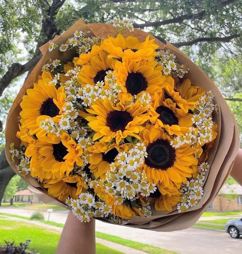 Beautiful Flower Arrangements Romantic, Beautiful Bouquet Of Flowers Romantic, Flower Arrangements Sunflowers, Romantic Flowers For Her, Sunflower Flower Arrangements, Cute Flower Arrangements, Bouquet Ideas Diy, Sunflower Projects, Colorful Flowers Bouquet