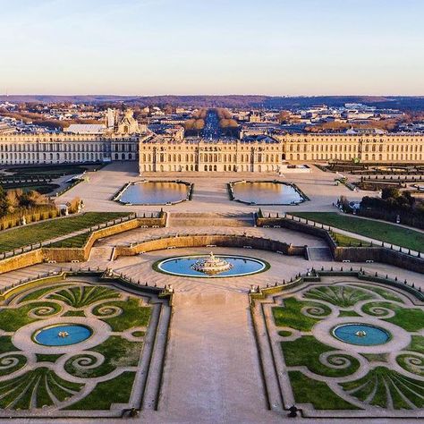 Official website - Palace of Versailles Italy Vibes, Versailles Garden, Chateau Versailles, Greek Statues, Hall Of Mirrors, Travel Necessities, Palace Of Versailles, Paris Travel, Marie Antoinette