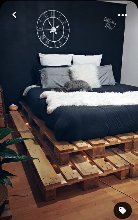 Pallet Bed Frame Diy, Boho Bedroom Wall Decor, Bedroom Ideas Boho, Pallet Bed Frame, Bedroom Ideas For Small Rooms Cozy, Western Bedroom Decor, Western Rooms, Diy Pallet Bed, Boho Bedroom Ideas