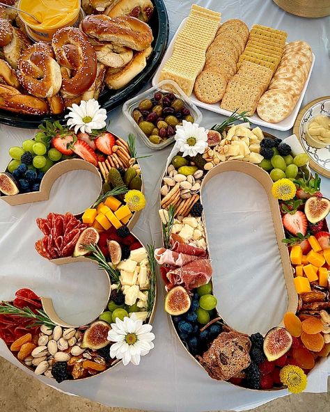 Tropisk Fest, Graduation Party Food Ideas, Grad Party Food, Graduation Party Food, Graduation Party Foods, Party Food Buffet, Charcuterie Inspiration, Party Food Platters, Charcuterie And Cheese Board