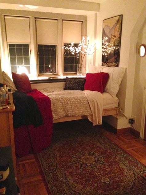 Bryn Mawr dorm Single Dorm Rooms, Aesthetic Dorm Rooms, Red Dorm Room Ideas, Red Dorm Room, Dorm Rooms College, Red Dorm, College Dorm Room Inspiration, Dorm Design, Pretty Houses