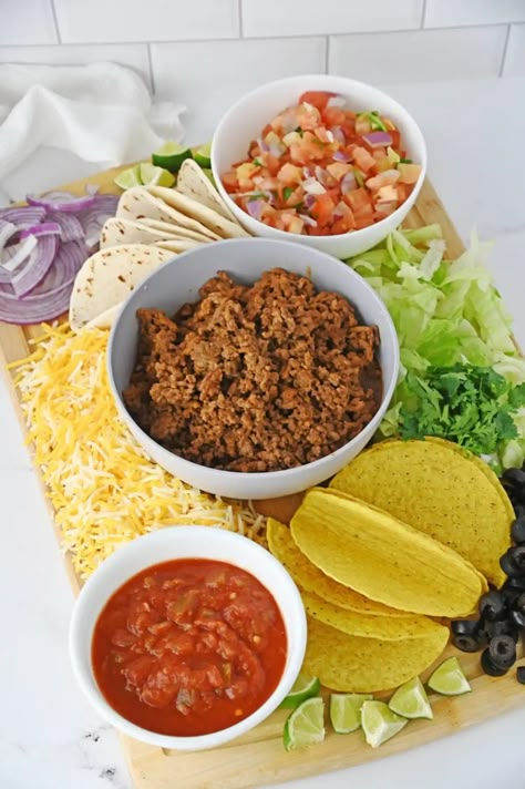 Tacos Board Ideas, Taco Tuesday Date Night At Home, Charcootery Board, Taco Boards For Parties, Tacos Charcuterie Board, Taco Platter Ideas, Taco Board Ideas, Taco Charcuterie Board Ideas, Snack Board Party