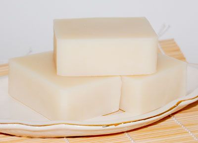 Basic Soap Recipe, Olive Oil Soap Recipe, Peppermint Shampoo, Lye Soap, Coconut Oil For Acne, Cold Process Soap Recipes, Coconut Oil Skin Care, White Soap, Soap Making Recipes