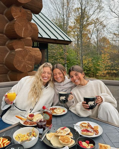 Weekend Aesthetic, Cabin Weekend, Herbst Bucket List, Cabin Trip, Cabin Aesthetic, Fall Mood Board, Fall Bucket List, Bachelorette Trip, Bach Party