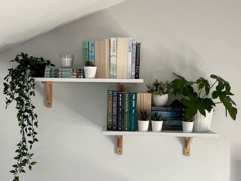 Float Shelf Decor, Small Bookshelf Ideas On Wall, Single Book Shelf On Wall, Book Floating Shelf, Bedroom Shelfs Designs, Shelf Ideas For Bedroom Floating Shelves, Floating Shelves Bedroom Above Desk, Book Shelf On Wall Ideas, Floating Shelves Minimalist