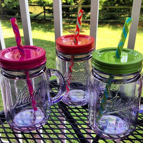 FUN Mason Jar Drinking Glasses, Jar Cups, Prom Favors, Mason Jar Glasses, Mason Jar With Straw, Plastic Mason Jars, Diy Events, Drinking Jars, Country Music Festival