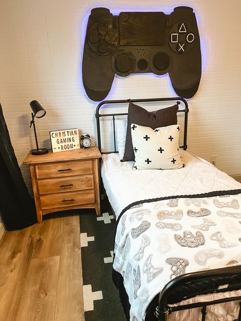 Black And White Gamer Bedroom, Boy Bedroom Black Furniture, Black And White Gamer Room, Boys Room Video Game Theme, Simple Gaming Bedroom, Video Gamer Room, Kid Gamer Bedroom, Modern Gamer Bedroom, Sports And Gaming Bedroom