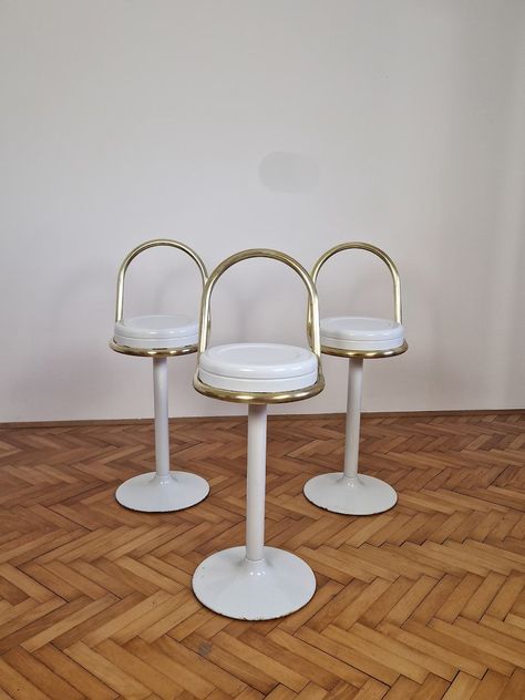 1 of 3 Vintage White & Gold Bar Stools With Back / Counter Height Stools / Mid Century Modern Bar Chairs / Yugoslavia / 1970s - Etsy Retro Counter Stools, 70s Bar Stools, Modern Bar Chairs, Unique Bar Stools, Gold Bar Stools, Pub Stools, Apartment Things, Mid Century Modern Bar, 80s Interior