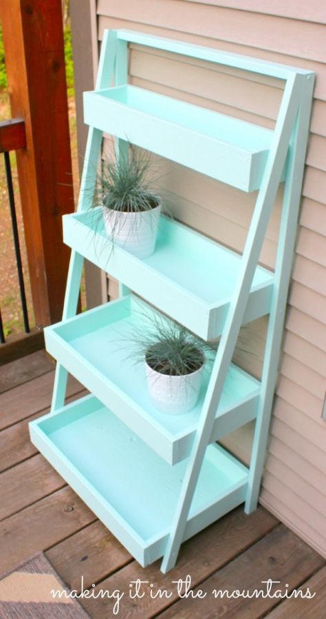 DIY Ladder Shelf @ making it in the mountains Diy Ladder Shelf, Săpunuri Handmade, Diy Ladder, Ladder Shelf, Diy Holz, Storage Diy, Diy Furniture Projects, Diy Shelves, Furniture Projects