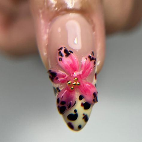 🌸🦓🩵🐆🌺 . . Inspi: @thenailbox_saj 💗 . #flowernails #flowersnails #hibiscus #hibiscusnails #springnails #summernails #zebranails #bloomingnails #3dnails #frenchnails #shellnails #nailsinspiration #nailsnailsnails #onglesbordeaux #nailsbordeaux Green And Pink Nails Designs, Flower On Nails, Green And Pink Nails, Hibiscus Nails, Lily Nails, Beachy Nails, Nail Designs Tutorial, Classy Acrylic Nails, Pretty Gel Nails