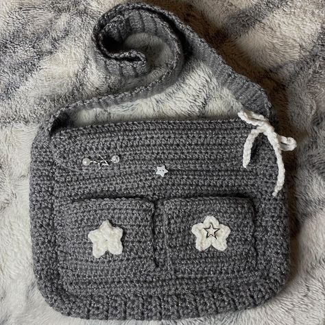 Diy Messenger Bag Tutorial, Crochet Bag Accessories Ideas, Crochet Messenger Bag Aesthetic, Crochet Messenger Bag Tutorial, Messenger Crochet Bag, Crochet School Accessories, Star Messenger Bag Crochet, Crochet Messenger Bag Free Pattern, Crochet Star Messenger Bag