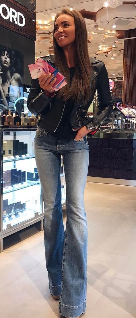 Flare Vs Bootcut Jeans, Flare Jeans And Leather Jacket Outfit, Jeans Zampa Outfit, Outfit Con Jeans A Zampa, Flair Jeans Outfit, Light Jeans Outfit, Winter Outfits Ideas, Flare Jeans Style, Flare Jeans Outfit