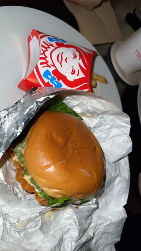 Wendy’s Chicken Sandwich, Wendy's Aesthetic Food, Wendys Burger, Wendys Food, Fast Food Board, Wendy Fast Food, Wendy's Burger, Yummy Fast Food, Scary Food