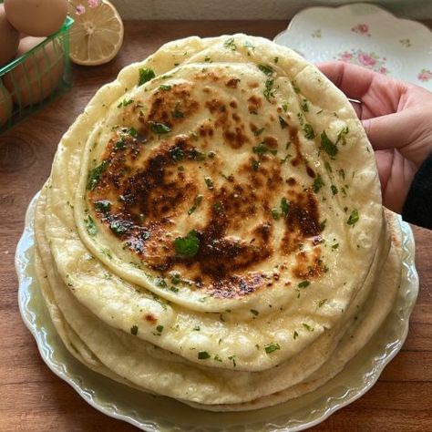 Naan Aesthetic, Garlic Naan Bread, Naan Bread Recipe, Cheese And Bread, Warm Meals, Food Savory, Fluffy Bread, Chewy Bread, Garlic Naan