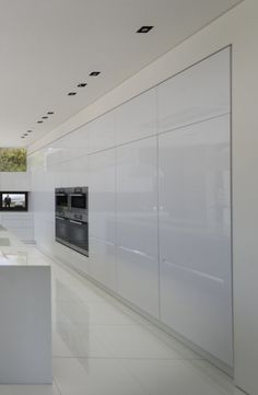 Laurel Way house in Gloss White Kitchen, Minimalism Kitchen, High Gloss White Kitchen, White Kitchen Designs, White Kitchen Floor, House In Beverly Hills, Kitchen Design Gallery, Interior Minimalista, White Kitchen Design