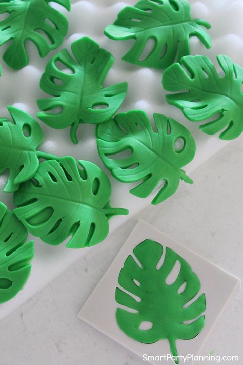 Learn how to easily make tropical leaf cupcakes. These cupcakes are perfect for a tropical, Hawaiian or Luau party. With simple fondant leaf decoration, the simple tutorial will walk you through the process of creating beautiful cupcakes that everyone will love. #Tropicalcupcakes #Leadcupcakes #Tutorial #Simple #Fondant #Decoration Leaf Cupcakes, Fondant Leaves, Tropical Cupcakes, Cupcake Signs, Making Fondant, Dinosaur Birthday Cakes, Jungle Cake, Leaf Decoration, Cupcakes Decorados