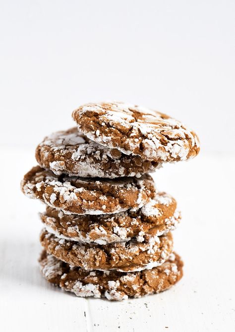 Soft and spicy gingerbread crackle cookies are an easy and delicious holiday treat! #gingerbread #cookies #recipe Ginger Crinkle Cookies, Gingerbread Crinkle Cookies, Easy Lemon Cookies, Cookies Recipes Easy, Desserts Lemon, Italian Lemon Cookies, Cookies Lemon, Crackle Cookies, Christmas Cookie Swap