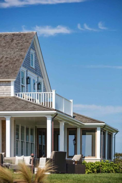 Dreamy beach house designed for entertaining on the Nantucket coast A Frame Beach House, Nantucket House Plans, Nantucket Architecture, Nantucket Houses, Maine Beach House, Beach Exterior, One Kindesign, Lake Front House Plans, Shingle Style Architecture