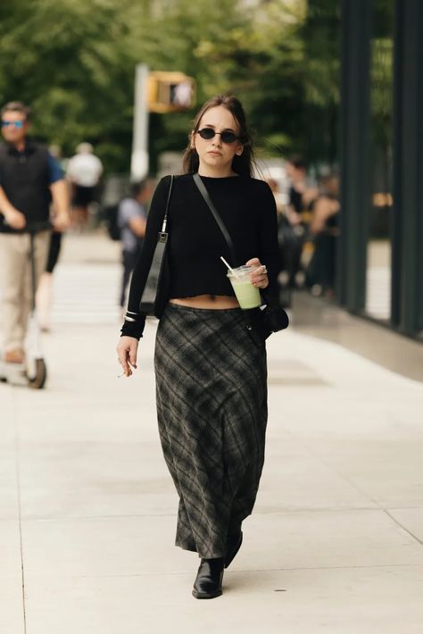 Best Street Style Photos From New York Fashion Week Spring 2025 [PHOTOS] Sydney Street Style, Street Style Spring, New York Fashion Week Street Style, Street Style Photos, Best Street Style, Spring Street Style, Style Spring, Fashion Week Street Style, Casual Street Style