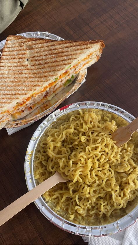 #aesthetic #maggi #sandwich Maggi Snapchat, Maggi Snap Story, Maggi Aesthetic, Maggi Snap, Sandwich Snap, Obsession Aesthetic, Snapchat Snaps, Maggi Recipes, Foodie Pics