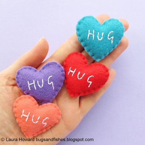 Felt Hearts Crafts, Sew Felt, Pocket Hugs, Pen Craft, Pocket Hug, Felt Gifts, Felt Heart, Felt Patterns, Heart Crafts