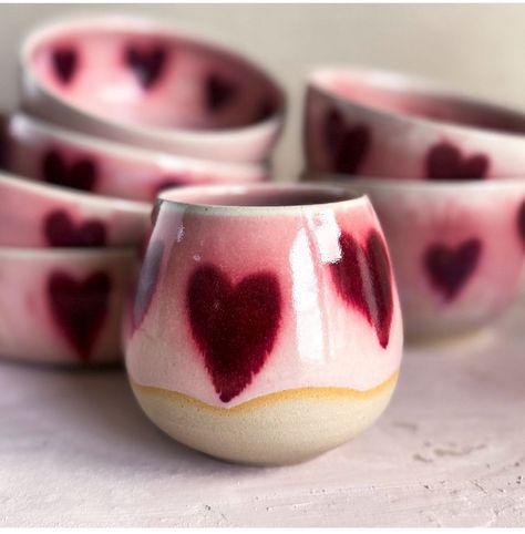 Ceramic Mug Glazing Ideas, Ceramic Glazes Ideas, Glaze Ideas For Pottery, Glazed Pottery Ideas, Ceramics Glazing Ideas, Glaze Pottery Ideas, Pottery Underglaze Ideas, Valentines Ceramics, Pottery Glazing Ideas