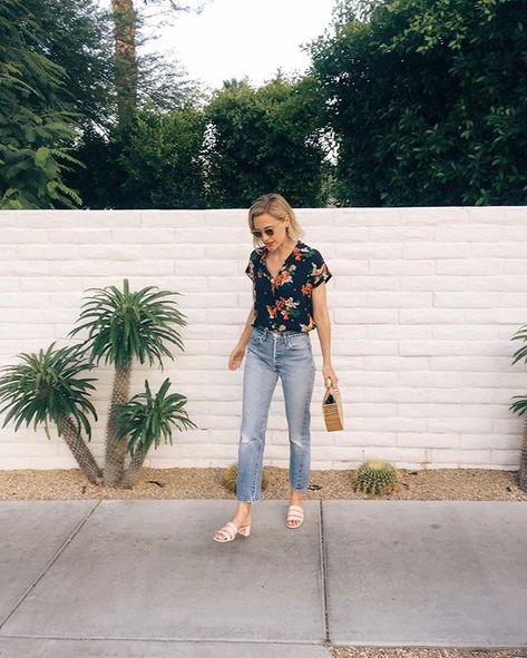 Browse the best tropical print outfit inspiration from bloggers | Marais footwear designer in black floral print blouse, high waist denim, and nude slip ons 30 Outfits, Mode Casual, Womens Clothes, Cute Simple Outfits, Joshua Tree, Mode Inspiration, Style Outfits, Looks Vintage, Floral Shirt