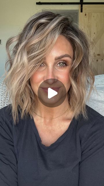 Kimber Kelley | makeup & hair educator on Instagram: "In this hair tutorial I’m using two different curl patterns with one curling iron to achieve effortless piecey and textured curls let’s goooo!" Curl Mid Length Hair Tutorial, How To Get Piecey Hair Tutorials, How To Get Piecey Hair, How Do You Get Wavy Hair Curls, Medium Length Hair Curls Tutorial, Curling Mid Length Hair Tutorial, How To Curl Collar Bone Length Hair, How To Curl Your Hair Tutorial, Beachy Curls Medium Hair