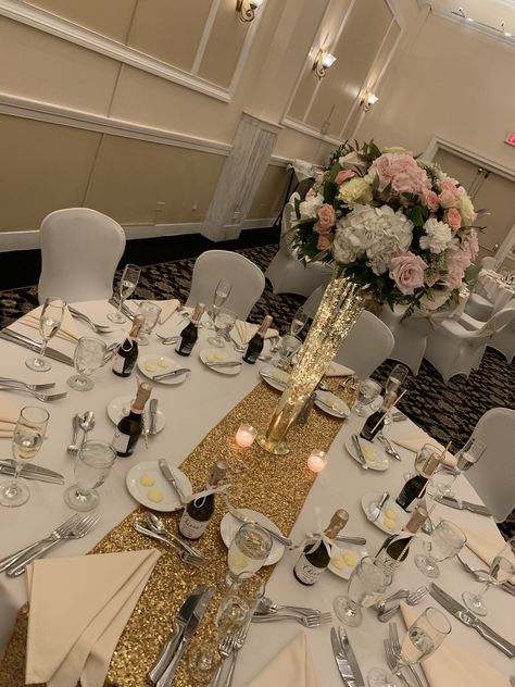 White And Gold Quince Table, Champagne Quince Court, Champagne Quince Decorations, Golden Quinceanera Theme, Gold Quinceanera Centerpieces, Quince Table Setup, Quince Table Decorations, Quince Main Table Ideas, Quince Court Table