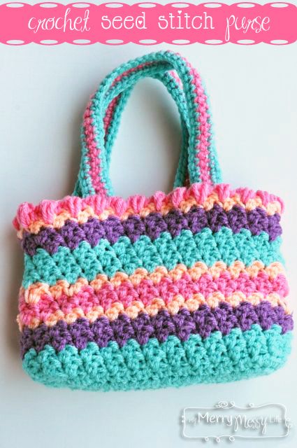 This Crochet Seed Stitch Purse uses the perfect spring colors to brighten up your outfit. Make this crochet design today so you can sport it tomorrow. Crochet Seed Stitch, Stitch Purse, Beau Crochet, Crochet Purse Pattern Free, Confection Au Crochet, Crochet Shell Stitch, Crochet Gratis, Crochet Simple, Crochet Clutch