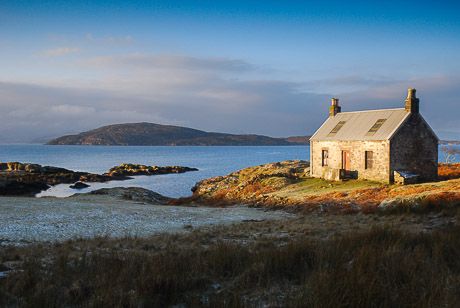 Scotland Mountains, Scottish Cottages, Cottage By The Sea, Scottish Landscape, Dream Places, Beaux Villages, Isle Of Skye, Fishing Villages, Old House