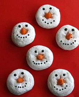 The face is a powdered doughnut. But I can't find what the eyes or nose are. Shoot. Kids Creative Chaos: Easy Edible Christmas Crafts for Kids Schnee Party, Snowman Donuts, Snowman Treats, Christmas Snack, Powdered Donuts, Sale Ideas, Christmas Breakfast, Mini Donuts, Groundhog Day