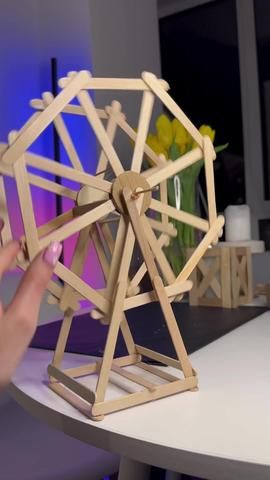 OMG the cutest ferris wheel gift 😭🎡 | diy gift ideas | TikTok Gift Ideas Tiktok, Diy Popsicle, Diy Gift Ideas, Popsicle Stick Crafts, Kraf Diy, Easy Diy Gifts, Gift Diy, Fun Easy Crafts, Easy Diy Art