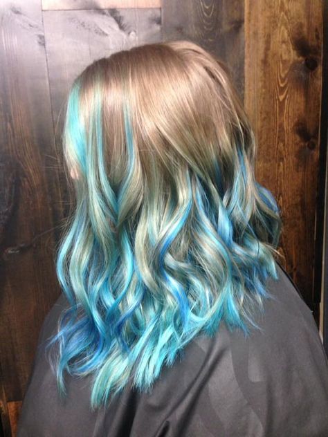 Blonde Hair With Blue Highlights, Blonde And Blue Hair, Hair Lob, Blue Hair Highlights, Pastel Blue Hair, Vivid Hair, Blue Ombre Hair, Costume Noir, Dirty Blonde Hair