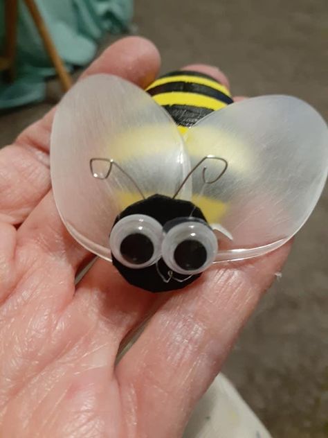 Made from spoons Wings/ clear plastic spoons Plastic Spoon Art, Bumble Bee Craft, Bee Hive Craft, Plastic Spoon Crafts, Sunflower Crafts, Honey Bee Decor, Spoon Crafts, Spoon Art, Bug Crafts