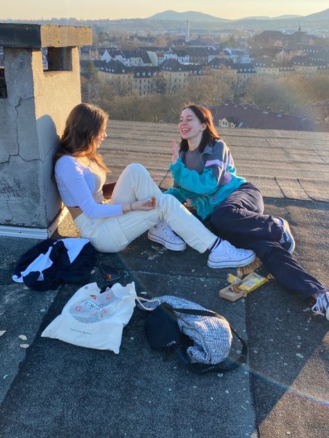 Roof Hangout, Sitting On Roof, Rooftop City, Hangout Ideas, Summer Tumblr, Kaia Gerber Style, Killer Instinct, Summer Challenge, Blonde Hair Inspiration