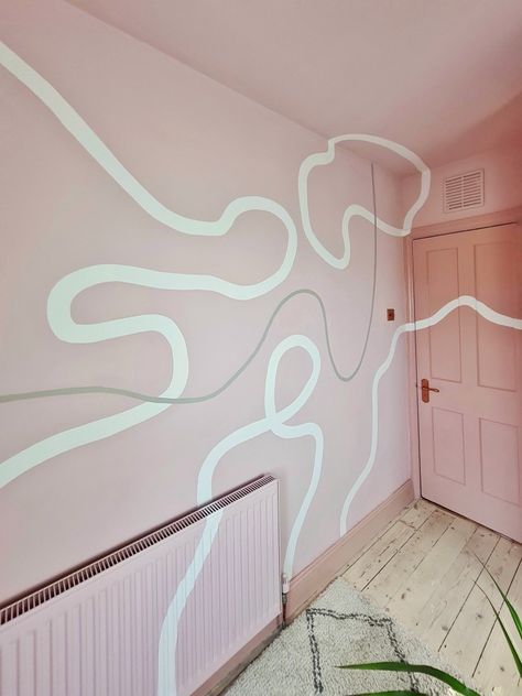 How To Paint Curved Lines On Wall, Boutique Mural Ideas, Diy Wall Mural Ideas Easy, Easy Wall Murals Painted Diy, Flat Hallway, Line Mural, Mural Background, Bathroom Wall Mural, Diy Headboard Ideas