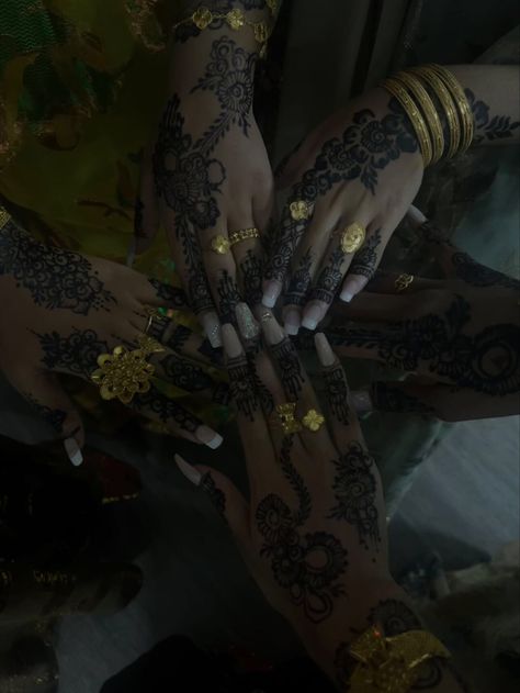 Khaleeji Henna, Somali Clothes, Aesthetic Henna, Somali Wedding, Cute Henna Designs, Henna Nails, Henna Inspired Tattoos, Cute Henna, Eid Henna