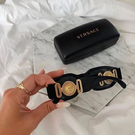 comfy chanel Shades Aesthetic, Versace Shades, Vintage Sunnies, Neon Outfits, Trendy Glasses, Versace Glasses, Sunglasses Women Fashion, Stylish Glasses, Versace Sunglasses