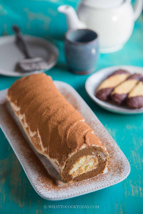 Tiramisu Swiss Roll Cake Tiramisu Swiss Roll, Coffee Swiss Roll, Milo Cake, Instant Pot Asian Recipes, Fluffy Coffee, Sponge Cake Roll, Classic Tiramisu, Asian Cake, Swiss Roll Cake